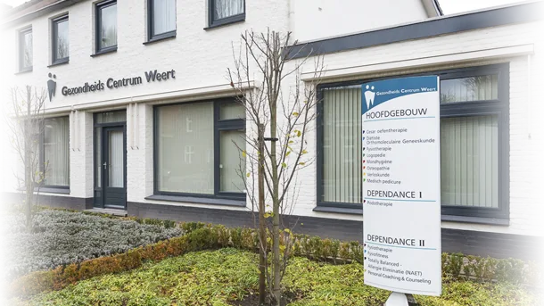 Bord bij het gebouw waarop Cesar oefentherapie onder Hoofdgebouw staat